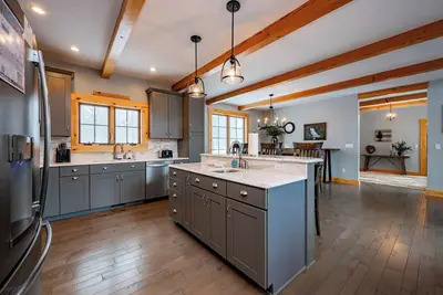 Image de Summit Manor - maison avec 5 chambres à coucher au lac et au golf avec foyer et bain à remous