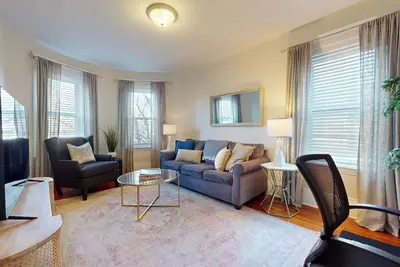 Image de Ensoleillé, spacieux, 4 couchages, à deux pas de Mbta, pkg avail, près de Fenway, Bc, Bu