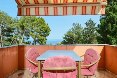 Image de Appartement de deux chambres avec la terrasse et la vue sur le mer Cunski, Losinj (A-7867-a)