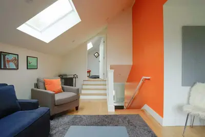 Image de Contemporain nouvel apt. proche de la plage et du centre ville Hmb