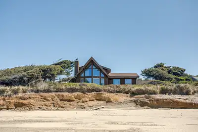 Image de Ocean Front Home sur une plage de sable près de Yachats! Nuit Gratuite!