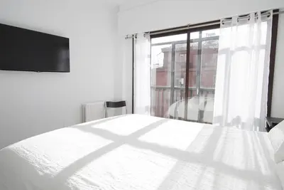 Image de 3 chambres, lumineux, ascenseur dans le vieux Madrid