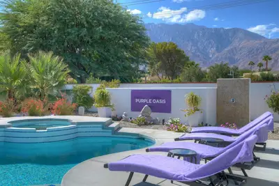 Image de Les Divertisseurs RÊVENT La Cour Avec Des Vues Magnifiques Sur La Montagne