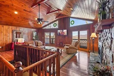 Image de Lodge 4br, vues, bain à remous, billard, ping-pong, sauna, 2 espaces de vie, 2 cuisines, Mins to Boone