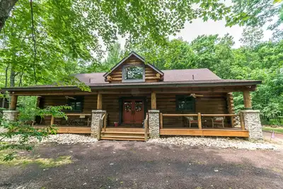 Image de Charmante maison en bois rond avec de nombreux équipements communautaires!