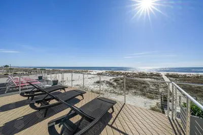 Image de Maison de ville en bord de mer à côté de la jetée. La plage est votre cour! 3br / 2. 5bath.