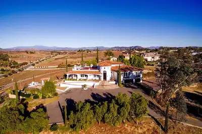 Image de Villa espagnole avec une vue imprenable | 18 personnes | Marchez vers les vignobles! ❤ par AvantStay