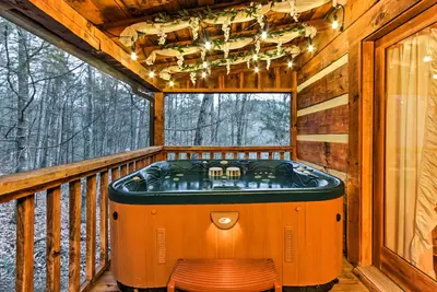 Image de Cabane en rondins romantique à Sevierville avec bain à remous près de la ville