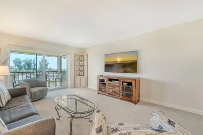 Image de Grand deux chambres avec une cuisine ouverte mise à jour et des vues spectaculaires sur le golfe du Mexique