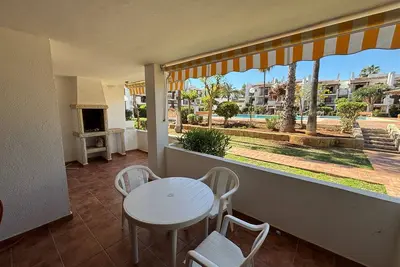 Image de Appartement au rez-de-chaussée face à la piscine et au bord de la mer