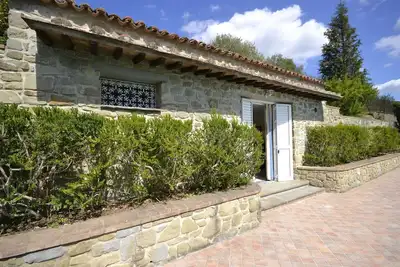 Image de Joli appartement dans une maison de vacances avec bain à remous, Wifi, climatisation, piscine, Tv