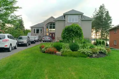 Image de bord de l'eau du lac maison de luxe