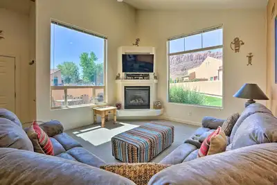 Moab Townhome w / Pool Access & Stunning Mtn Views!
