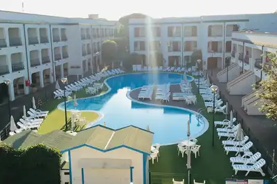 Image de Suite ADAPTÉE Aux Familles, vue sur la piscine, à 500 m de la mer