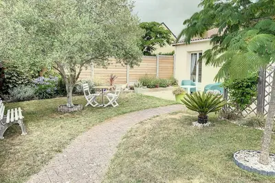 Image de Maison rénovée, à 300m de la plage et proche commerces, avec terrasse et jardin, tout confort