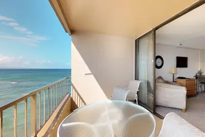 Image de Suite studio avec vue sur la mer avec accès facile à la plage, piscine partagée, bain à remous et plus encore!