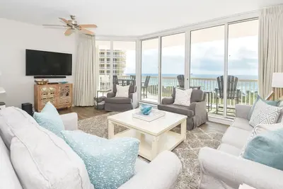 Image de Condo en bord de mer rénové et élégant avec balcon privé! 🐚