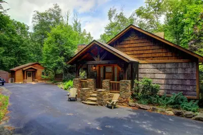 Image de 4br, bain à remous, ruisseau, grande salle de séjour en plein air, Beech Mtn Club, moins d'un mile de pistes de ski