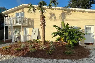 Image de The Pineapple Cottage Condo - Vivant au bord de l'eau sur Chimney Creek