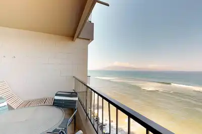 Image de Condo w / incroyable vue sur l'océan, véranda et piscine partagée / bain à remous - à pied des plages!