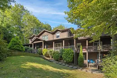 Image de 6br, 4. 5ba Belle maison avec des vues spectaculaires, ** Possibilité d'ajouter un appartement dans la loi ajoute 6ème chambre **