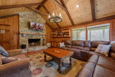 Image de Lodge de montagne haut de gamme 9br, vues, bain à remous, foyer, salle de cinéma, salle de jeux, Boone, Poudrerie