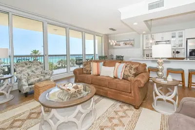 Image de Condo côtier à 3 lits et 3 salles de bain en bord de mer avec balcon privé!