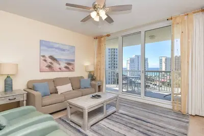 Image de Condo à aire ouverte, entièrement équipé avec balcon privé! 🌴