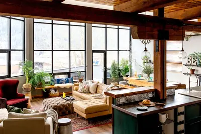 Image de Splendide Grand Loft pas des cafés centre-ville / cafés