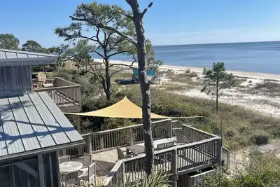 Image de Un Front De Plage à Bay avec Dock, Piscine et Tennis Court - \"Old Salt\"