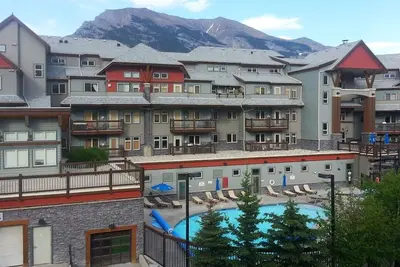 Image de Condo de luxe - Terrasse privée avec Mtn Vues Ext. Decor Piscine chauffée / 3 bains à remous / parc national Banff Passe