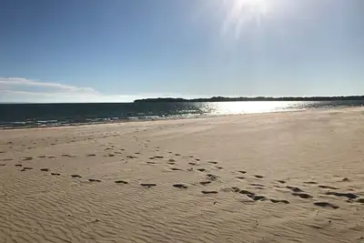 Image de Venez laisser vos impressions de pied dans le sable. . Bienvenue à bord du Lane Beach House De Sable!