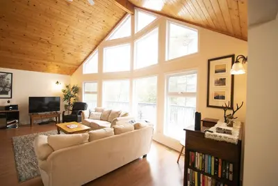 Image de Lake Muskoka year round cottage rental with 200' of waterfront.