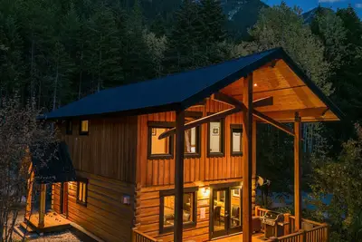 Image de Luxurious Log Cabin 3 Chambre à Golden - Canada Select 4 Approuvé
