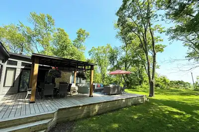 Image de Brand New Cottage Waterfront avec accès à une plage 1/2 km