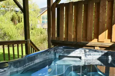 Image de Summit Ridge 6 Chalet exécutif, plancher au plafond Windows + Hot Tub- L'été est là!