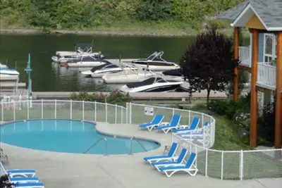 Image de The Narrows 3ème étage Condo. Lake Front, piscine et bain à remous, Slip inclus bateau.