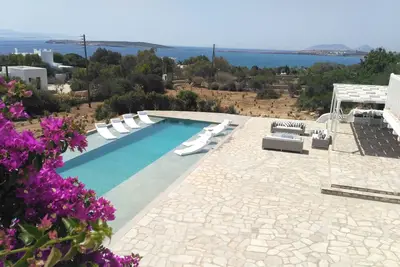 Image de Élégante villa privée en bord de mer avec piscine, à 1 minute de la plage de sable de Mikri Santa!