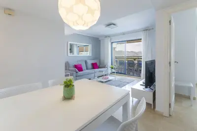 Appartement avec piscines / wifi / barbecue. Décoration moderne Idéal pour les familles.