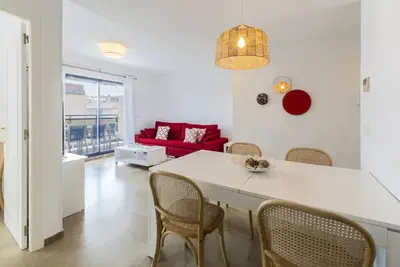 Appartement décoré dans un style moderne, avec wifi, piscines, espace pour enfants