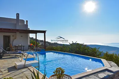 Maison ensoleillée avec une vue magnifique sur la mer et une piscine