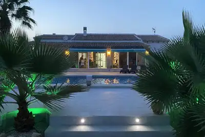Image de Villa moderne avec grand jardin et piscine sur la Costa Blanca près de la mer