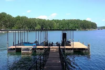 Image de Lake House Près de Clemson, Priv. Dock, WiFi, 60 \"Tv, Grill, pédalo, eau profonde