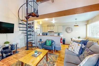 Image de Condo confortable avec piscine partagée et des courts de tennis près du lac, stations de ski, et plus encore!