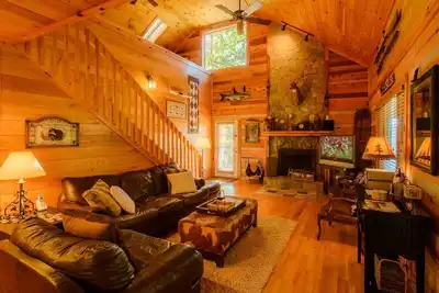 Image de 3br, bain à remous, foyer, plafond voûté, cheminée en pierre, près de Tweetsie, Valle Crucis, Boone, Nc