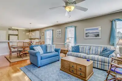 Spacieux et beau condo avec vue sur étang et 4ème trou