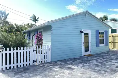 Image de Cottage récemment rénové au coeur du centre-ville de Delray Beach! (Animaux acceptés! )