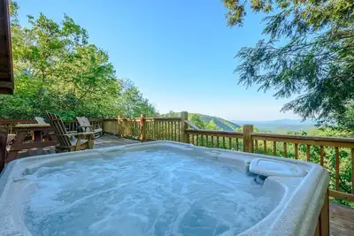 Image de 2br, bain Ă remous, grandes vues, baignoire jacuzzi, gril Ă gaz, Mins Ă souffler Rock, Boone, Br Parkway, tyrolienne