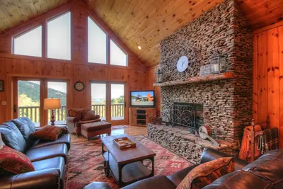 Image de Cabine 4br, vues, bain à remous, billard, foyer, très bien situé, animaux admis!