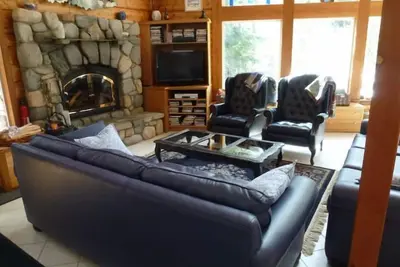 Image de Incroyable maison en bois rond sur la rivière Methow